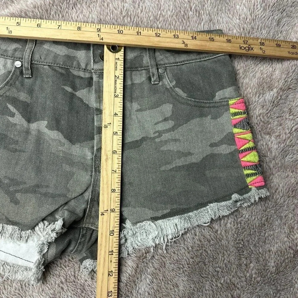 Roxy Denim Shorts Breaking Camo Cutoff Mid Rise Women's Frayed Beaded New - Picture 4 of 16